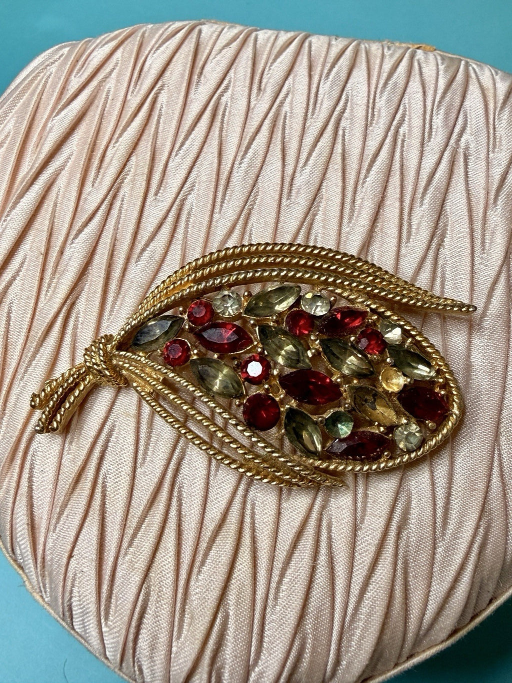 Vintage Gold Tone Rhinestone Leaf Brooch Red Green Crystal Mid Century5