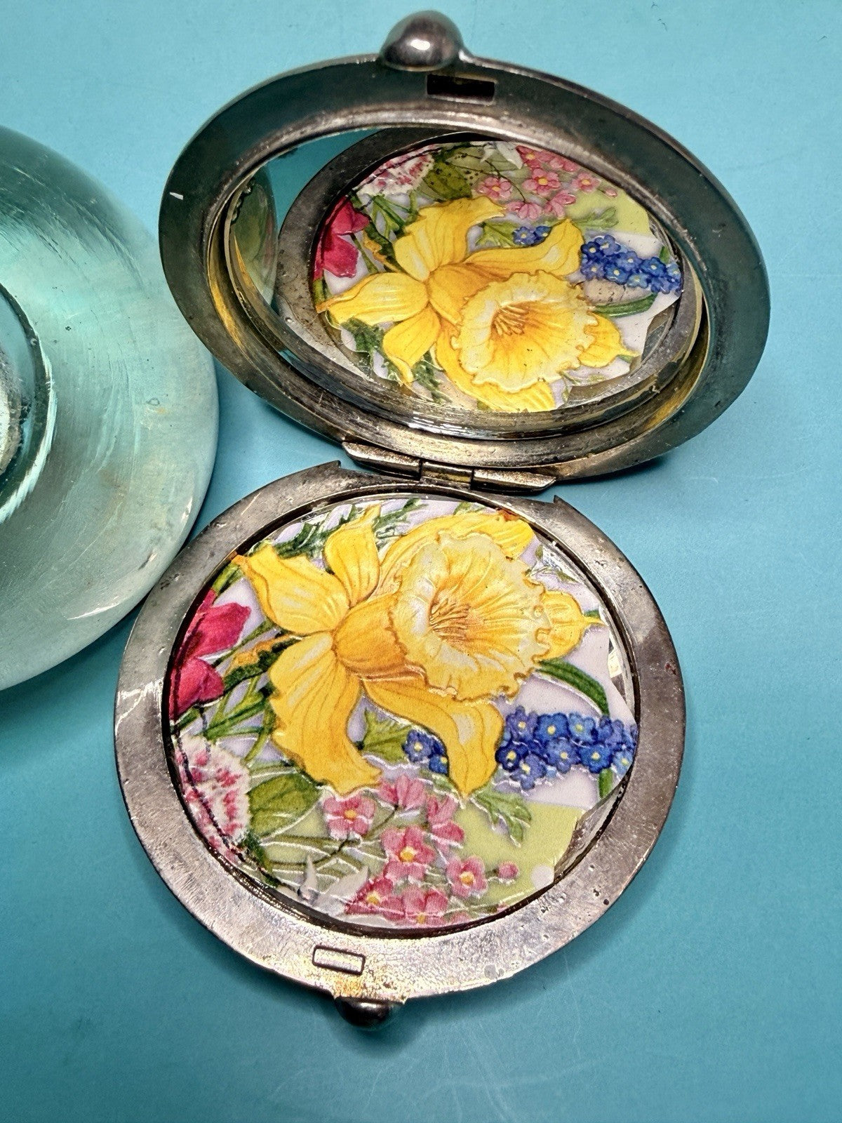 Vintage Silver Tone Floral Powder Compact Mirror Daffodil Art Nouveau0