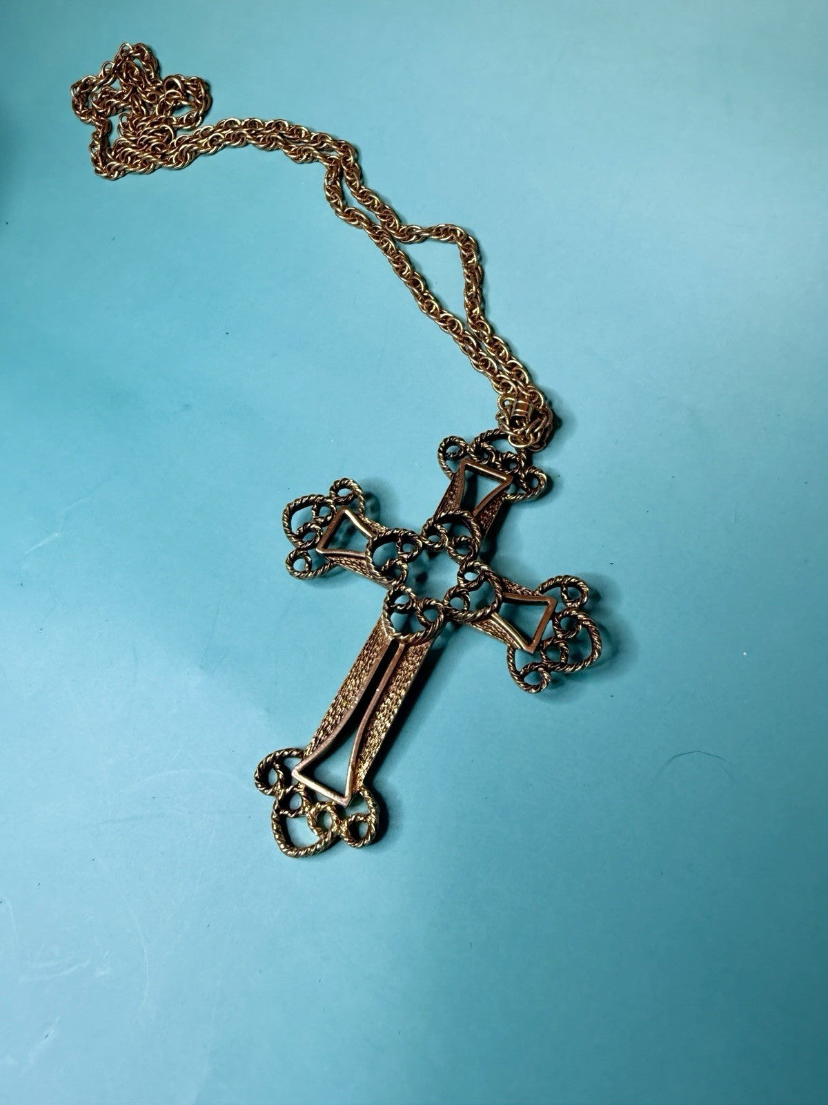 Vintage 1973 Sarah Coventry Limited Edition Gold Tone Ornate Cross Necklace 26”3