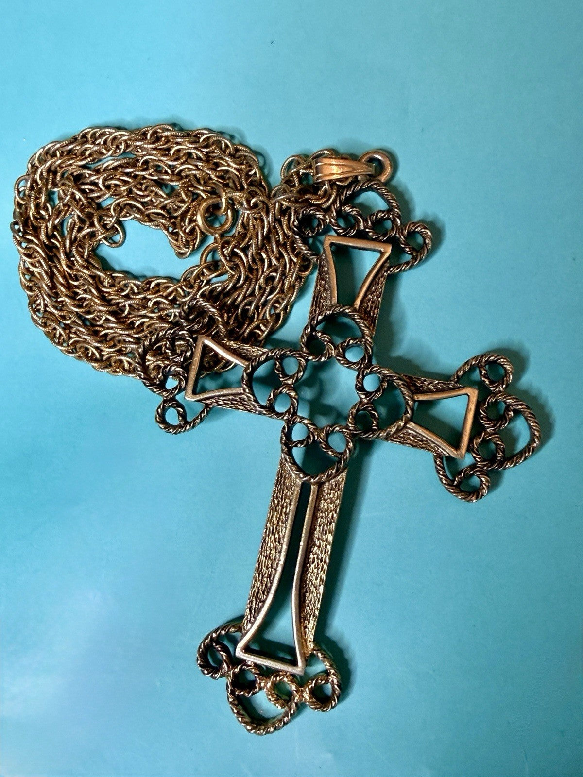 Vintage 1973 Sarah Coventry Limited Edition Gold Tone Ornate Cross Necklace 26”4