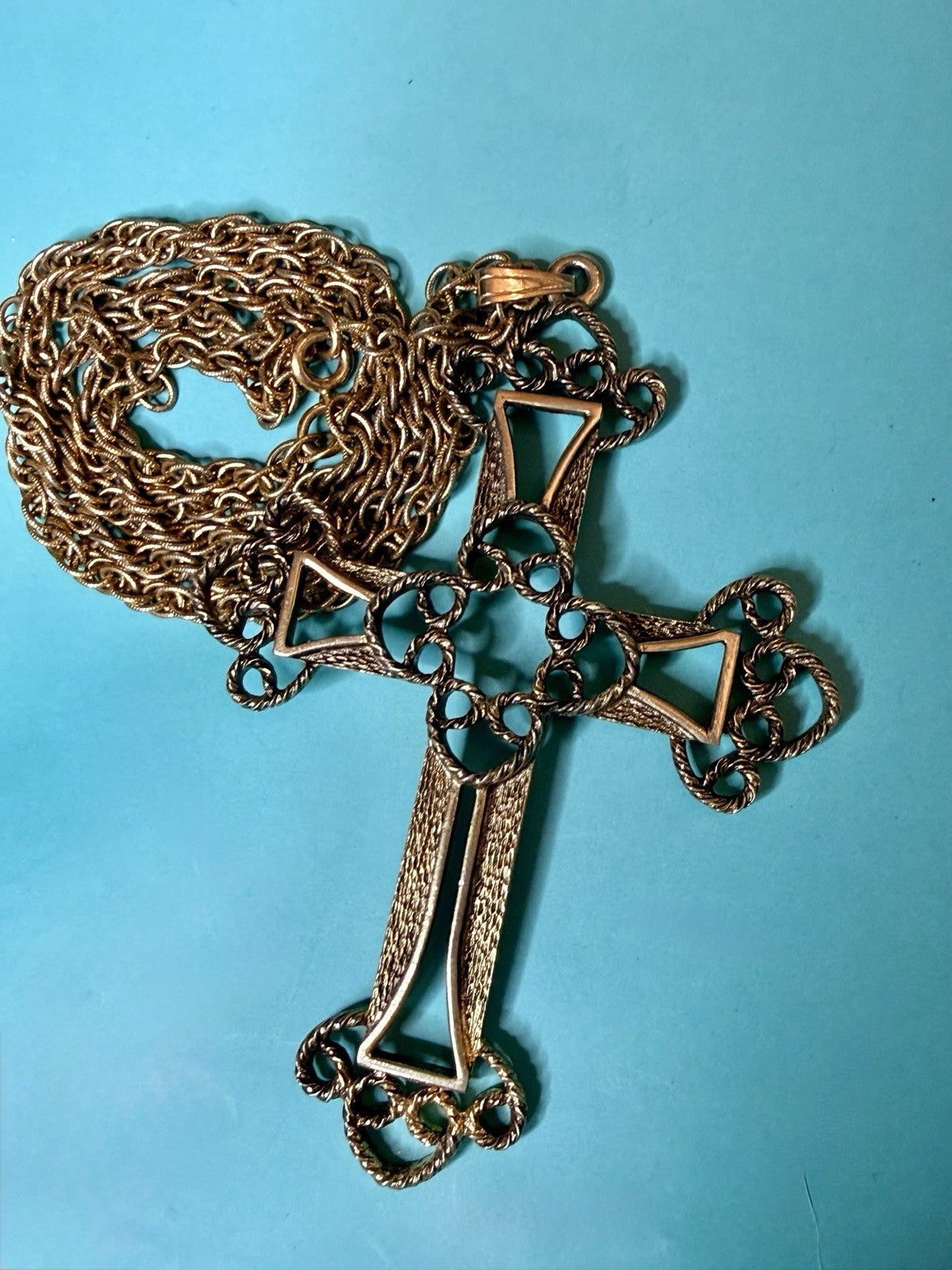 Vintage 1973 Sarah Coventry Limited Edition Gold Tone Ornate Cross Necklace 26”2