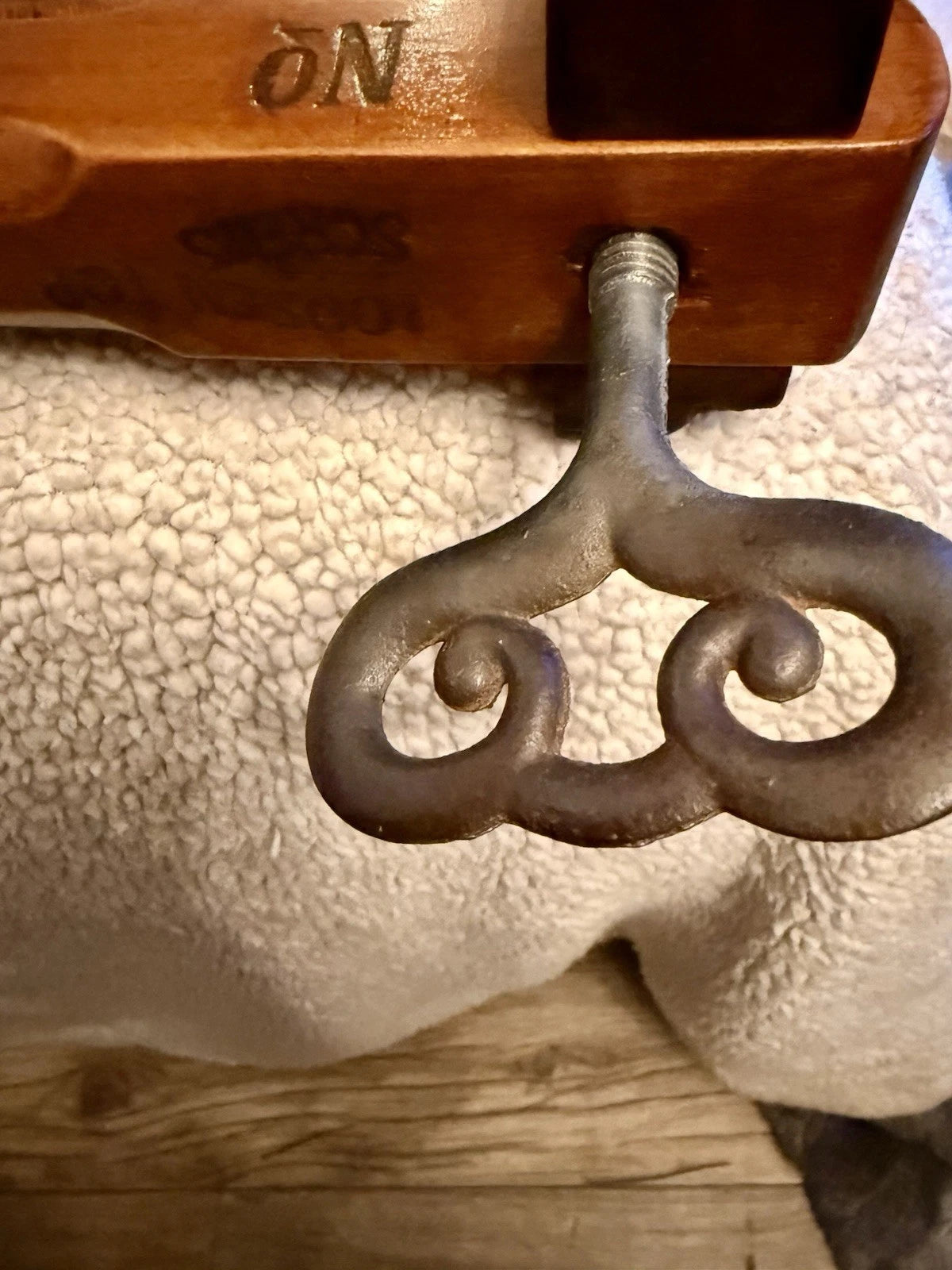 Antique Anchor Brand Clothes Wringer No. 691,  Cast Iron Primitive Laundry Tool